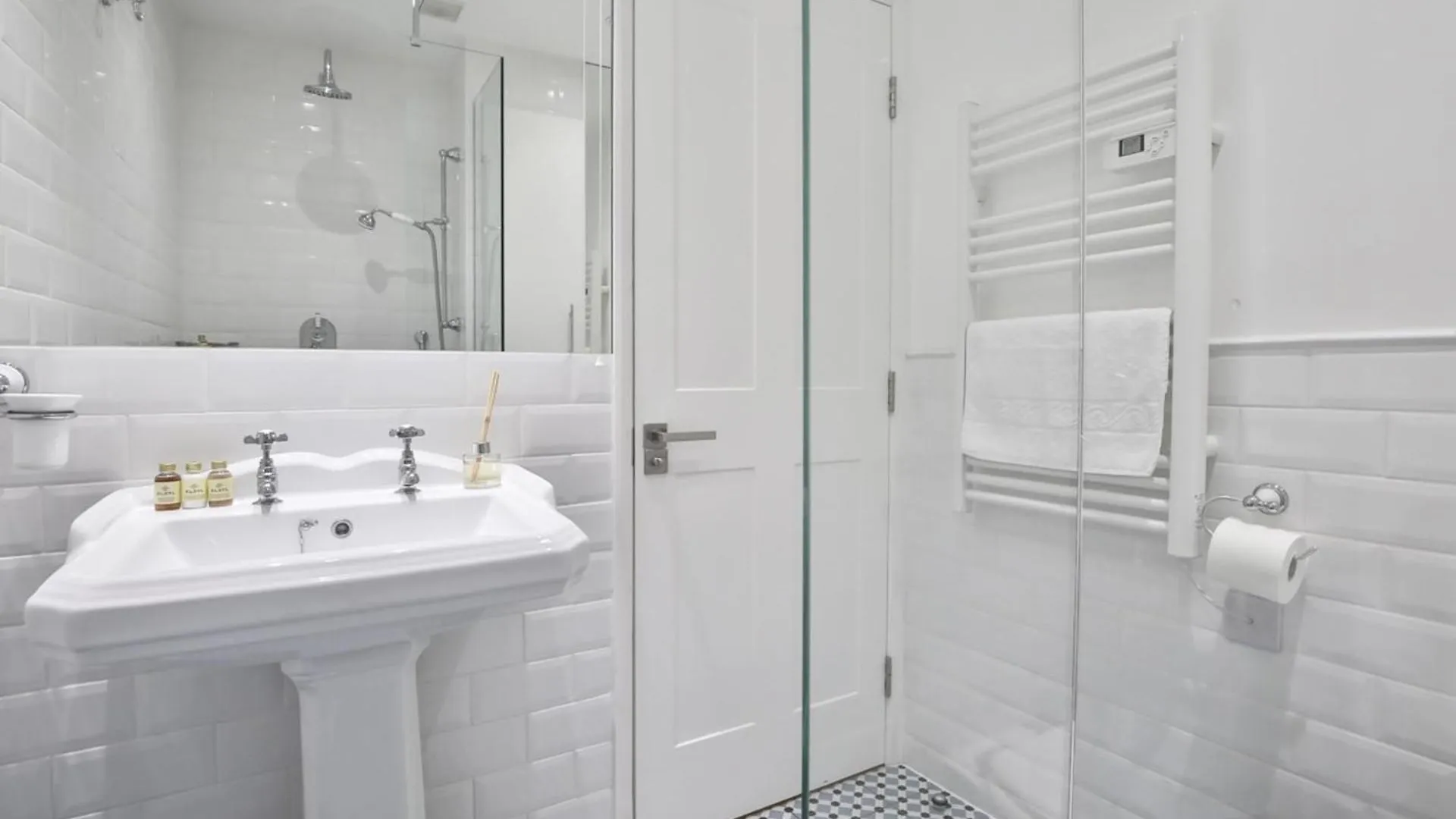 Апартаменты Newly Refurbished Flat With Great Transport Links Лондон