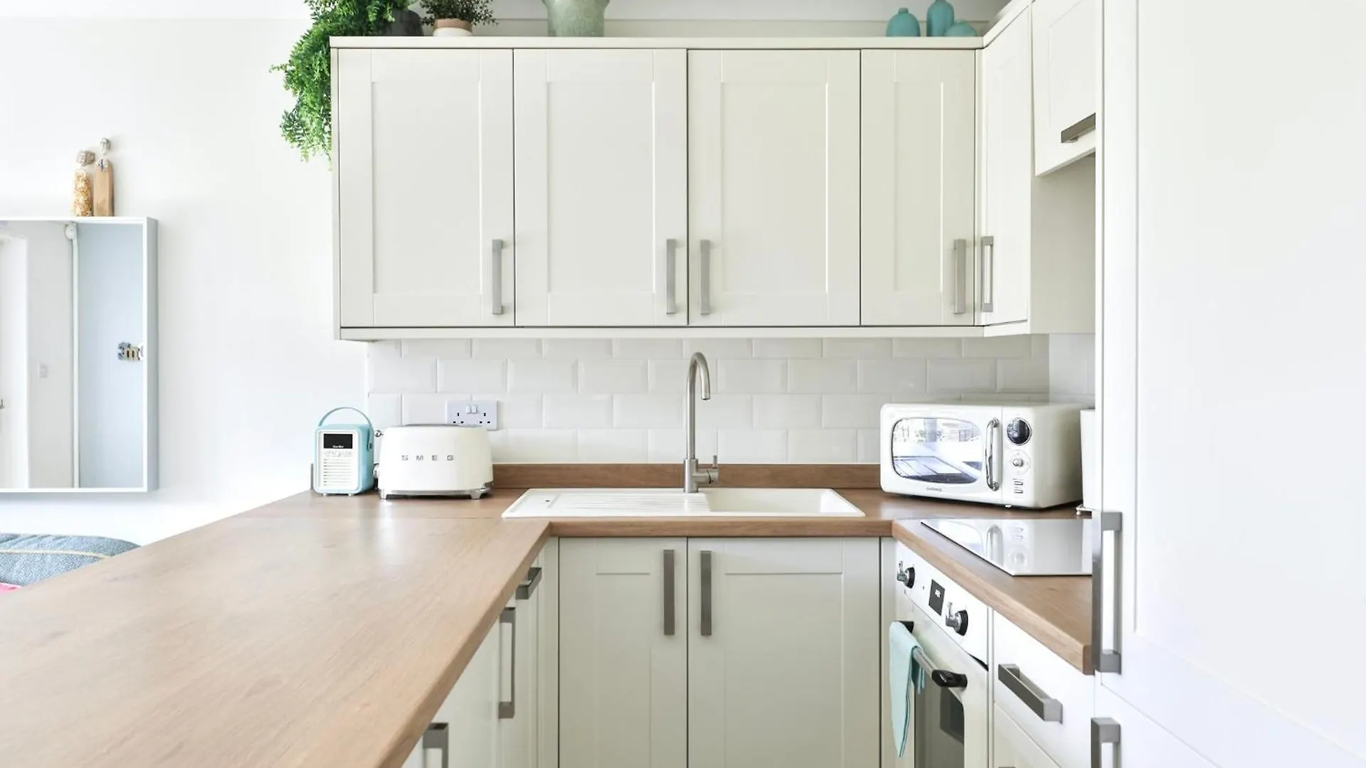 Newly Refurbished Flat With Great Transport Links Apartment London